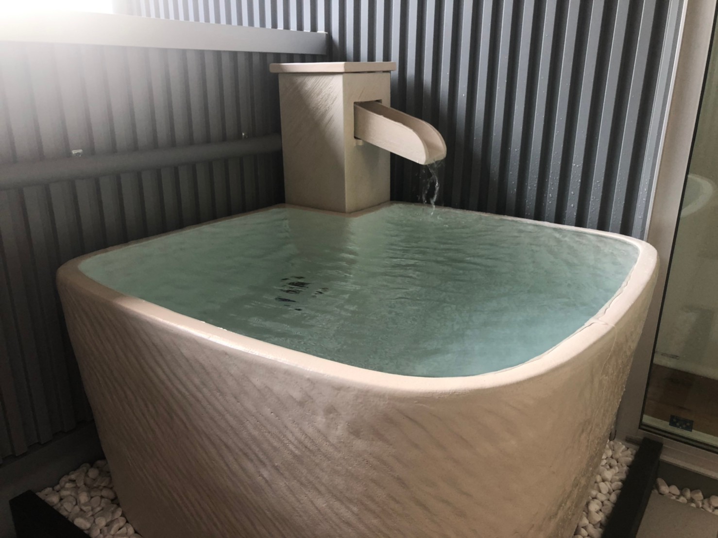 白斑点角型浴槽